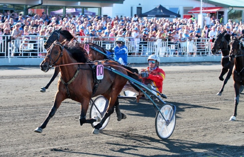 Readly Express och Jorma Kontio vid segern i Jämtlands Stora Pris 2018. Foto av TR Bild